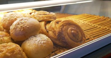 fırıncı fırıncılık penceresinde müşteri seçimi için hamur işleri ürünlerini. Çörek, kek, kurabiye, kek. Çeşitli Şarküteri ev yapımı taze tatlı tatlı yelpazesi.  