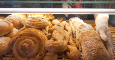 fırıncı fırıncılık penceresinde müşteri seçimi için hamur işleri ürünlerini. Çörek, kek, kurabiye, kek. Çeşitli Şarküteri ev yapımı taze tatlı tatlı yelpazesi.  