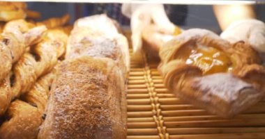 fırıncı fırıncılık penceresinde müşteri seçimi için hamur işleri ürünlerini. Çörek, kek, kurabiye, kek. Çeşitli Şarküteri ev yapımı taze tatlı tatlı yelpazesi.