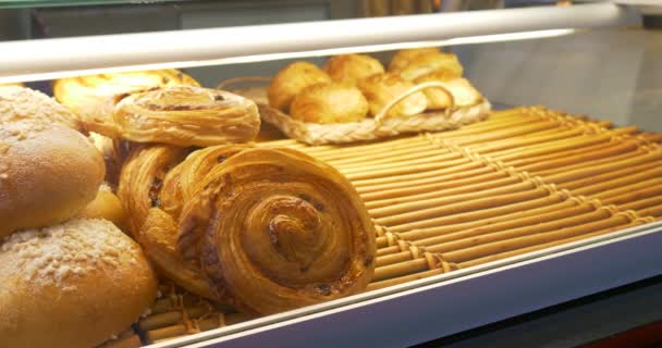 Baker Visar Bakverk Produkter Bageri Fönster För Kundval Bullar Kakor — Stockvideo