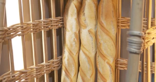 Panes Productos Horneados Gran Surtido Estantes Panadería Con Pan Crujiente — Vídeo de stock
