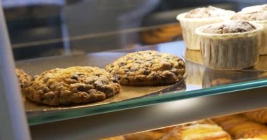 fırıncı fırıncılık penceresinde müşteri seçimi için hamur işleri ürünlerini. Çörek, kek, kurabiye, kek. Çeşitli Şarküteri ev yapımı taze tatlı tatlı yelpazesi.  