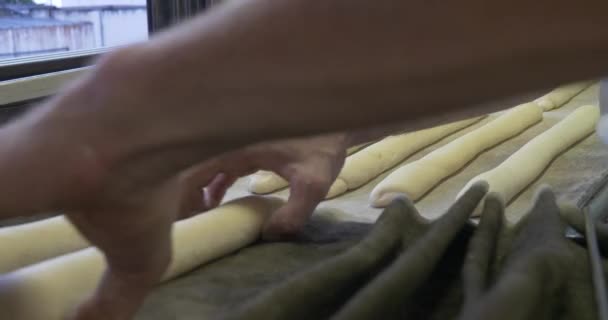 베이커는 만들고 오븐에서 요리입니다 유기농 바게트 전통적인 프랑스 스타일 덩어리 — 비디오