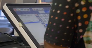 sikke ve para sayma müşteri için işleme iş salonu faturaları vererek kayıt nakit çekmecesi değişikliğinden dağıtımı