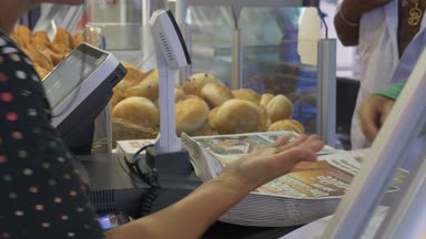 sikke ve para sayma müşteri için işleme iş salonu faturaları vererek kayıt nakit çekmecesi değişikliğinden dağıtımı