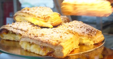 fırıncı fırıncılık penceresinde müşteri seçimi için hamur işleri ürünlerini. Çörek, kek, kurabiye, kek. Çeşitli Şarküteri ev yapımı taze tatlı tatlı yelpazesi.  