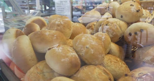 Baker Visar Bakverk Produkter Bageri Fönster För Kundval Bullar Kakor — Stockvideo