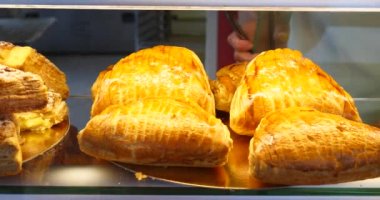 fırıncı fırıncılık penceresinde müşteri seçimi için hamur işleri ürünlerini. Çörek, kek, kurabiye, kek. Çeşitli Şarküteri ev yapımı taze tatlı tatlı yelpazesi.  