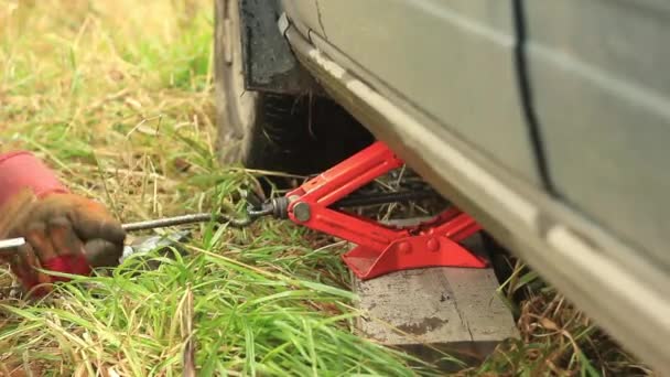 Jack soulève la voiture — Video