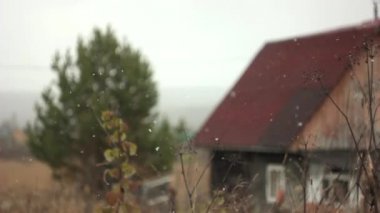 Evin içinde belgili tanımlık geçmiş kar düşüyor
