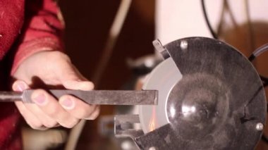 makine üzerinde kesici keskinleştirme