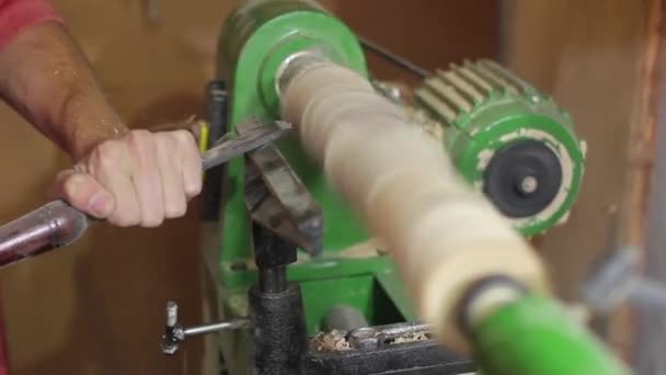 Tour à bois à mât à ressort actionné par les pieds.Homme opérant un tour à bois à mât à ressort actionné par les pieds . — Video