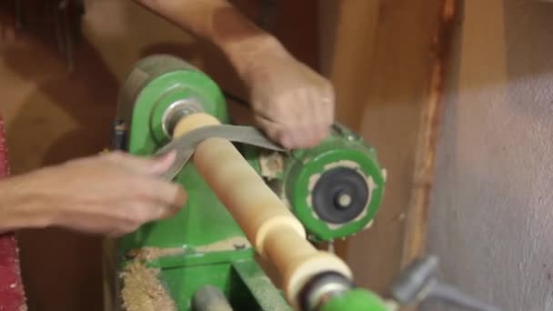 Sanding wood on a lathe — Stock Video