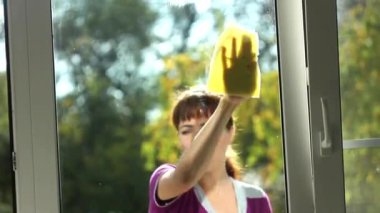 Kız bir pencere yıkar