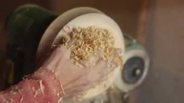 bir Torna üzerinde ahşap zımpara