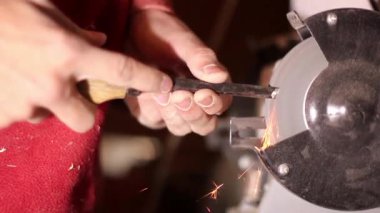 makine üzerinde kesici keskinleştirme