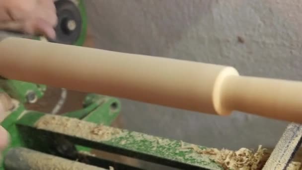 Het schuren van hout op een draaibank — Stockvideo