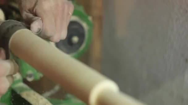 Lijar madera sobre un torno — Vídeos de Stock
