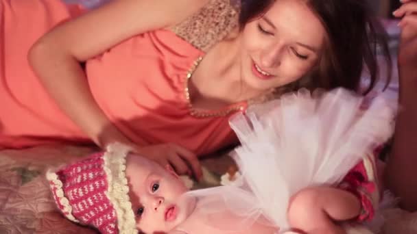 Yatakta yatarken bebek ile anne — Stok video