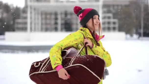 Menina com bebê no inverno — Vídeo de Stock