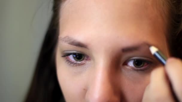 若い女の子塗料眉毛 — ストック動画