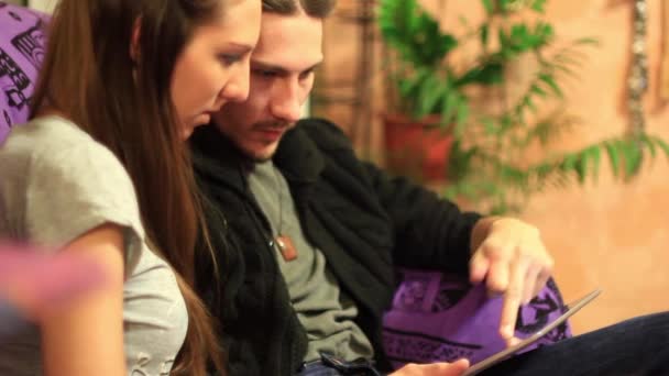 O cara com a menina olhando para tablet — Vídeo de Stock