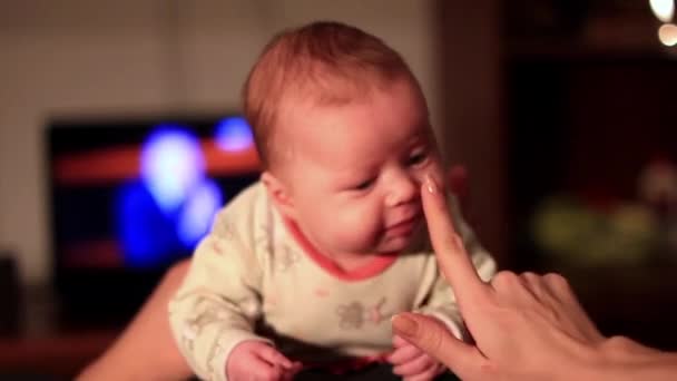 Bebé acostado en papá delante de la cámara — Vídeos de Stock