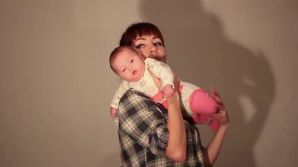 Mãe levanta o bebê — Vídeo de Stock