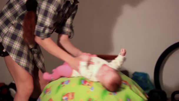 赤ちゃんのエクササイズを行う — ストック動画
