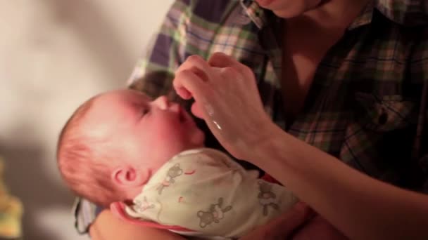 Mother with baby on hands — Stock Video