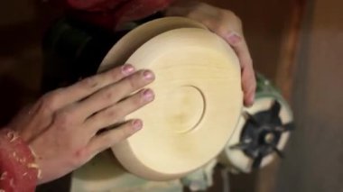 Ahşap açmak için dönen bir kelepçe kullanarak woodturners.