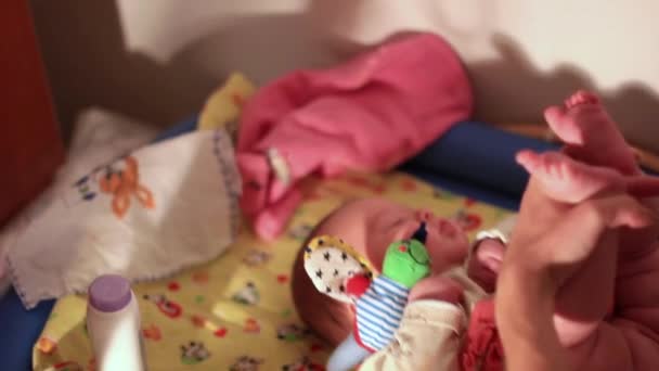 A baba abban rejlik, hogy a kiságy — Stock videók