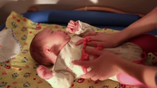 Le bébé se trouve dans le berceau — Video