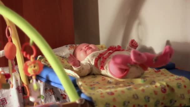 De baby ligt in de wieg — Stockvideo