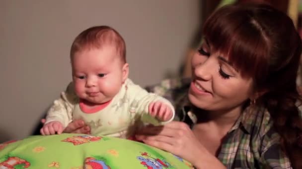 Die Mutter mit dem Baby in der Kamera — Stockvideo