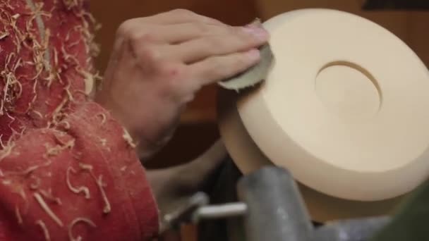 Шліфування деревини на токарному верстаті — стокове відео