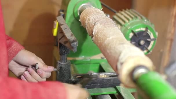 Drechslerinnen mit einer rotierenden Klemme, um das Holz zu drehen. — Stockvideo
