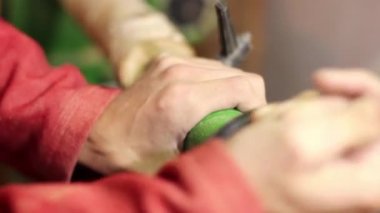 Ahşap açmak için dönen bir kelepçe kullanarak woodturners.