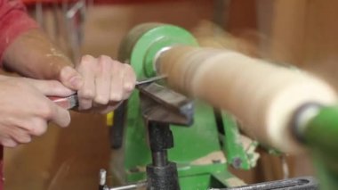 Ayak bahar direği ahşap Torna işletilmektedir. Adam bir ayak işletilen bahar direği ahşap Torna işletim.