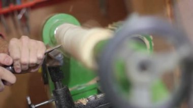 Ayak bahar direği ahşap Torna işletilmektedir. Adam bir ayak işletilen bahar direği ahşap Torna işletim.