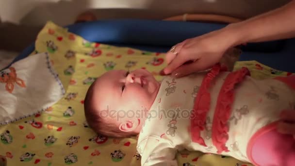 De baby ligt in de wieg — Stockvideo