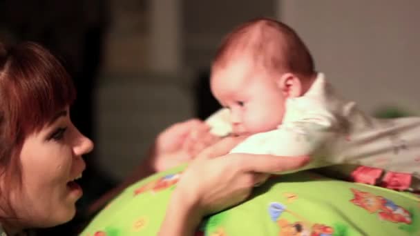 Bebé haciendo ejercicio — Vídeos de Stock