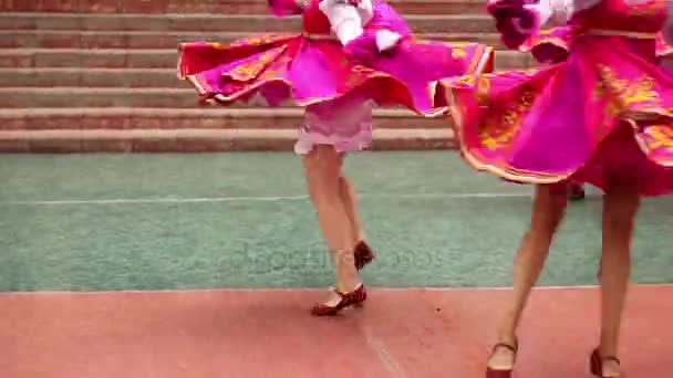 Танцы в русских костюмах — стоковое видео