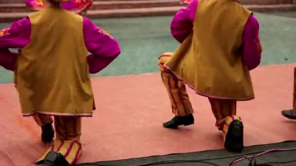 Dansen in Russische kostuums — Stockvideo