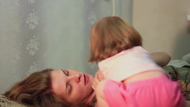 Mamma leker med barnet i sängen — Stockvideo