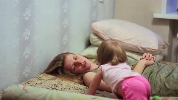 Mãe brincando com bebê na cama — Vídeo de Stock