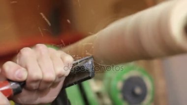 Ayak bahar direği ahşap Torna işletilmektedir. Adam bir ayak işletilen bahar direği ahşap Torna işletim.