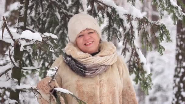 Mujer en el bosque de invierno — Vídeo de stock