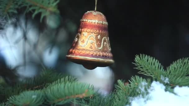 Colgar en los juguetes del árbol de Navidad — Vídeo de stock