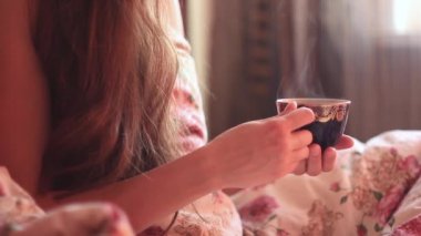 Kız yatakta kahve içme